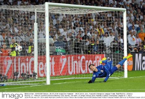 24.05.2014, xjhx, Fussball Champions League Finale, Real Madrid - Atletico Madrid, v.l. Thibault Courtois (Atletico Madrid) Goal scored, Tor zum 1:1 Sergio Ramos (Real Madrid)
