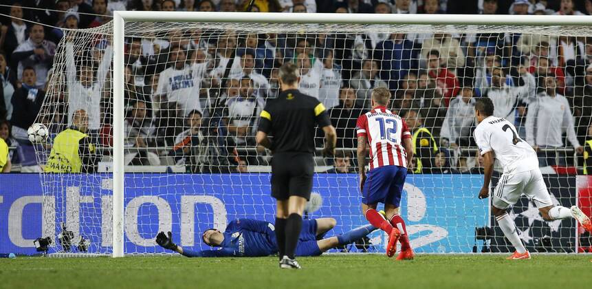 Goalkeeper Thibaut Courtois (Atletico Madrid 13) having no chance against the header of Sergio Ramos (Real Madrid CF 4) during the final of the Champions league between Real Madrid and Atletico Madrid, Estadio da Luz in Lisbon on May 24., 2014. Real Madrid gegen Atletico Madrid im Finale der Champions League, Saison 2013 2014 am 24. Mai 2014.
