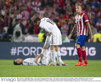 Die Spieler sind am Ende ihrer Kräfte; Cristiano RONALDO (links) hat einen Krampf und Gareth BALE (beide Real Mitte) behandelt ihn. Fussball international UEFA Championsleague FINALE 2014: Real Madrid CF - Club Atletico de Madrid im Estadio do Lisboa e Benfica in Lissabon, Portugal am 24.05.2014,