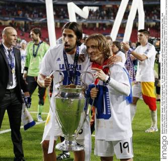 V.li. Sami Khedira (Real) und Luka Modric mit dem Champions League-Pokal . Real Madrid-Atletico Madrid . Lissabon, POR, 24.05.2014 , Finale, Fussball-Champions League 2014.