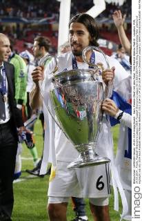 Sami Khedira (Real) mit dem Pokal . Real Madrid-Atletico Madrid . Lissabon, POR, 24.05.2014 , Finale, Fussball-Champions League 2014.
