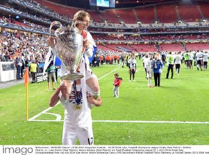 24.05.2014, xjhx, Fussball Champions League Finale, Real Madrid - Atletico Madrid, v.l. Luka Modric (Real Madrid), Alvaro Arbeloa (Real Madrid) mit Pokal
