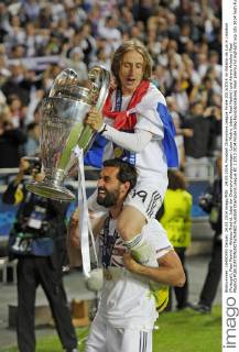 24.05.2014, Fussball Champions League Finale 2013 2014 im Estadio da Luz in Lissabon (Portugal), Real Madrid - Atletico Madrid, Jubel der Championsleaguesieger: Luka Modric (oben, Real Madrid) und Alvaro Arbeloa (Real Madrid) 