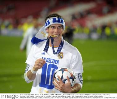 24.05.2014, Fussball Champions League Finale 2013 2014 im Estadio da Luz in Lissabon (Portugal), Real Madrid - Atletico Madrid, Jubel der Championsleaguesieger: Gareth Bale (Real Madrid) beisst auf seine Siegermedaille. 