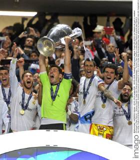 24.05.2014, Fussball Champions League Finale 2013 2014 im Estadio da Luz in Lissabon (Portugal), Real Madrid - Atletico Madrid, Jubel der Championsleaguesieger: Torwart Iker Casillas (mitte,Real Madrid) streckt den Pokal in die Höhe. 