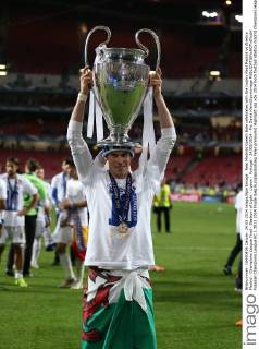 Real Madrids Gareth Bale celebrates with the trophy Real Madrid vs Atletico Madrid - Champions League Final - Stadium of Light - Lisbon - Portugal - 24 05 2014 - Pic David Klein Sportimage EDITORIAL USE ONLY. No use with unauthorised audio, video, data, fixture lists, club league logos or live services. Online in-match use limited to 120 images, no video emulation. No use in betting, games or single club league player publications.