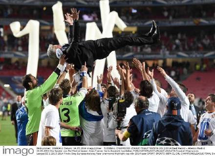 FUSSBALL CHAMPIONS LEAGUE FINALE SAISON 2013 2014 Real Madrid - Atletico Madrid 24.05.2014 Die Spieler von Ral Madrid lassen ihren Trainer Carlo Ancelotti hochleben 