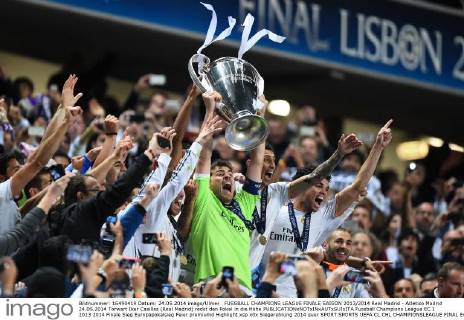FUSSBALL CHAMPIONS LEAGUE FINALE SAISON 2013 2014 Real Madrid - Atletico Madrid 24.05.2014 Torwart Iker Casillas (Real Madrid) reckt den Pokal in die Höhe 