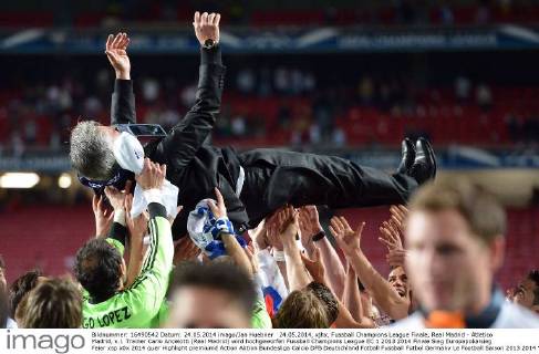 24.05.2014, xjhx, Fussball Champions League Finale, Real Madrid - Atletico Madrid, v.l. Trainer Carlo Ancelotti (Real Madrid) wird hochgeworfen