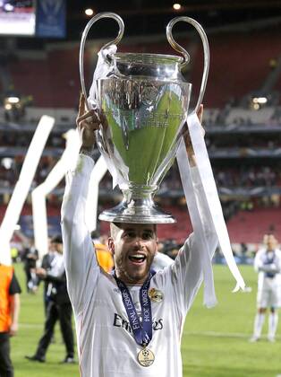 Sergio Ramos (Real Madrid CF 4) with the trophy on his head during the final of the Champions league between Real Madrid and Atletico Madrid, Estadio da Luz in Lisbon on May 24., 2014. Real Madrid gegen Atletico Madrid im Finale der Champions League, Saison 2013 2014 am 24. Mai 2014.