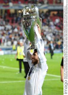 Fußball Champions League Finale Real Madrid - Atletico Madrid am 24.05.2014 im Estadio da Luz in Lissabon Sergio Ramos ( Real Madrid ) mit dem Champions League Pokal