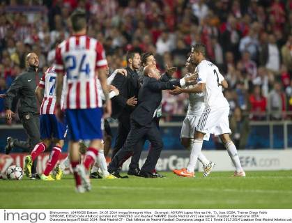 Gerangel; ADRIAN Lopez Alvarez (Nr. 7), Jose SOSA, Trainer Diego Pablo SIMEONE, DIEGO (alle Atletico) geraten mit MARCELO und Raphael VARANE (beide Madrid vlnr) aneinander. Fussball international UEFA Championsleague FINALE 2014: Real Madrid CF - Club Atletico de Madrid