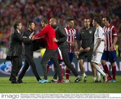 Gerangel; Trainer Diego Pablo SIMEONE (Atletico 2. er von links) muss zureckgehalten werden. Fussball international UEFA Championsleague FINALE 2014: Real Madrid CF - Club Atletico de Madrid im Estadio do Lisboa e Benfica in Lissabon, Portugal am 24.05.2014,