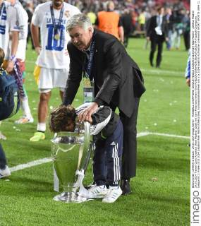 FUSSBALL CHAMPIONS LEAGUE FINALE SAISON 2013 2014 Real Madrid - Atletico Madrid 24.05.2014 Trainer Carlo Ancelotti (Real Madrid) jubelt mit dem Pokal und einem Kind 