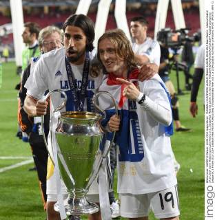 FUSSBALL CHAMPIONS LEAGUE FINALE SAISON 2013 2014 Real Madrid - Atletico Madrid 24.05.2014 Sami Khedira und Luka Modric (v.l., beide Real Madrid) jubeln mit dem Pokal 