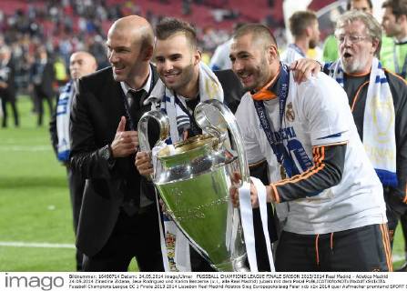 FUSSBALL CHAMPIONS LEAGUE FINALE SAISON 2013 2014 Real Madrid - Atletico Madrid 24.05.2014 Zinedine Zidane, Jese Rodriguez und Karim Benzema (v.l., alle Real Madrid) jubeln mit dem Pokal 