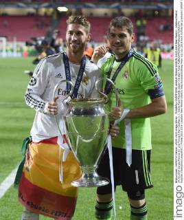 FUSSBALL CHAMPIONS LEAGUE FINALE SAISON 2013 2014 Real Madrid - Atletico Madrid 24.05.2014 Sergio Ramos (li) und Torwart Iker Casillas (v.l., beide Real Madrid) jubeln mit dem Pokal 