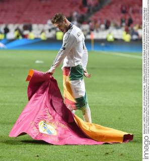 FUSSBALL CHAMPIONS LEAGUE FINALE SAISON 2013 2014 Real Madrid - Atletico Madrid 24.05.2014 Sergio Ramos (Real Madrid) gibt sich als Torero 