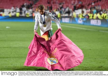 FUSSBALL CHAMPIONS LEAGUE FINALE SAISON 2013 2014 Real Madrid - Atletico Madrid 24.05.2014 Sergio Ramos (Real Madrid) gibt sich als Torero 