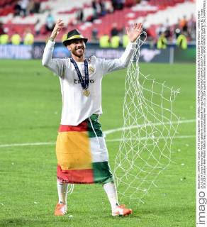 FUSSBALL CHAMPIONS LEAGUE FINALE SAISON 2013 2014 Real Madrid - Atletico Madrid 24.05.2014 Sergio Ramos (Real Madrid) jubelt mit einem Stueck Tornetz 