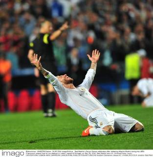 Real Madrid s Sergio Ramos celebrates after defeating Atletico Madrid during the UEFA Champions League Final at Luz stadium in Lisbon, capital of Portugal, on May 24, 2014. Real Madrid won 4-1. (Xinhua Zhang Liyun) (SP)PORTUGAL-LISBON-UEFA CHAMPIONS LEAGUE-FINAL 