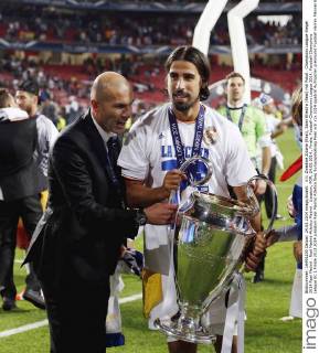 V.li. Zinedine Zidane (Real), Sami Khedira (Real) mit Pokal . Champions League-Sieger 2014 Real Madrid . Real Madrid-Atletico Madrid . Lissabon, POR, 24.05.2014 , Finale, Fussball-Champions League 2014.