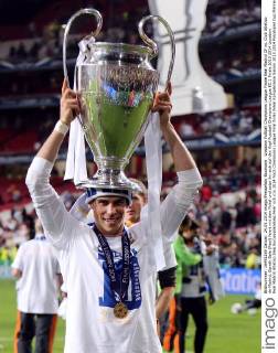 Lissabon Fußball Champions League Finale Real Madrid CF vs. Club Atletico de Madrid, Gareth Bale (Real) feiert mit dem Pokal und setzt ihn sich auf den Kopf