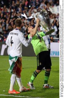 Lissabon Fußball Champions League Finale Real Madrid CF vs. Club Atletico de Madrid, v.l. Sergio Ramos und Iker Casillas (Real) jubeln mit dem Pokal