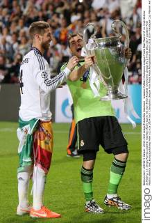 Lissabon Fußball Champions League Finale Real Madrid CF vs. Club Atletico de Madrid, v.l. Sergio Ramos und Iker Casillas (Real) jubeln mit dem Pokal