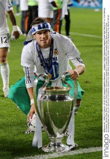 Lissabon Fußball Champions League Finale Real Madrid CF vs. Club Atletico de Madrid, Gareth Bale (Real) mit dem Pokal