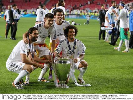 Lissabon Fußball Champions League Finale Real Madrid CF vs. Club Atletico de Madrid, v.l. Alvaro Arbeloa, Alvaro Morata, Pepe und Marcelo (Real) mit dem Pokal