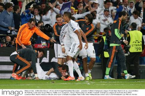 Lissabon Fußball Champions League Finale Real Madrid CF vs. Club Atletico de Madrid, Jubel über Sergio Ramos Treffer zum Ausgleich, Sergio Ramos liegt am Boden