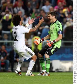 Lissabon Fußball Champions League Finale Real Madrid CF vs. Club Atletico de Madrid, v.l. Marcelo und Iker Casillas (Real) freuen sich über den Ausgleich von Sergio Ramos