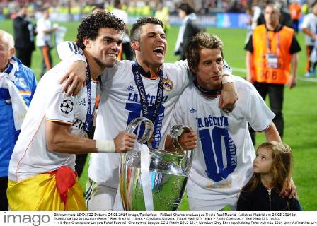 Fußball Champions League Finale Real Madrid - Atletico Madrid am 24.05.2014 im Estadio da Luz in Lissabon Pepe ( Real Madrid ), links - Cristiano Ronaldo ( Real Madrid ), mitte - Fabio Coentrao ( Real Madrid ), rechts - mit dem Champions League Pokal