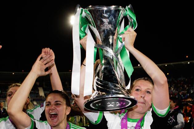 Fussball, Frauen Champions-League, Tyresö FF - VfL Wolfsburg, v.li.: Jovana Damnjanovic (VfL Wolfsburg), Verena Faißt (VfL Wolfsburg) mit dem Pokal. xfsx