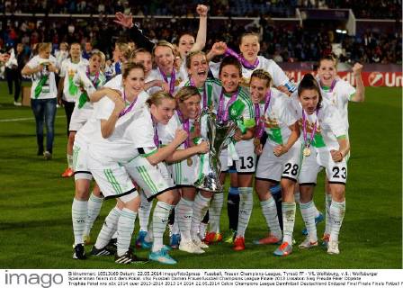 Fussball, Frauen Champions-League, Tyresö FF - VfL Wolfsburg, v.li.: Wolfsburger Spielerinnen feiern mit dem Pokal. xfsx