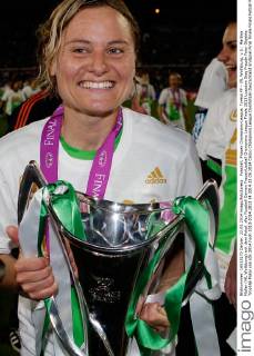Fussball, Frauen Champions-League, Tyresö FF - VfL Wolfsburg, v.li.: Martina Müller (VfL Wolfsburg) mit dem Pokal. xfsx