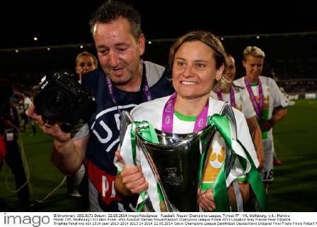 Fussball, Frauen Champions-League, Tyresö FF - VfL Wolfsburg, v.li.: Martina Müller (VfL Wolfsburg) mit dem Pokal. xfsx