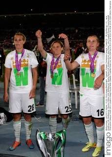 Fussball, Frauen Champions-League, Tyresö FF - VfL Wolfsburg, v.li.: Lena Goeßling (VfL Wolfsburg), Martina Müller (VfL Wolfsburg), Noelle Maritz (VfL Wolfsburg) mit dem Pokal. xfsx