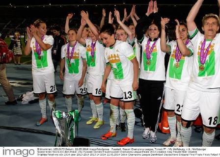 Fussball, Frauen Champions-League, Tyresö FF - VfL Wolfsburg, v.li.: Wolfsburger Spielerinnen feiern mit dem Pokal. xfsx