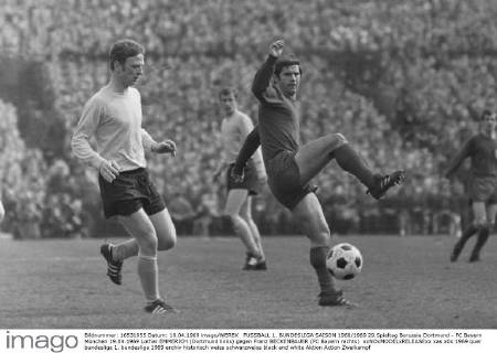 FUSSBALL 1. BUNDESLIGA SAISON 1968 1969 29.Spieltag Borussia Dortmund - FC Bayern München 19.04.1969 Lothar EMMERICH (Dortmund links) gegen Franz BECKENBAUER (FC Bayern rechts) xxNOxMODELxRELEASExx
