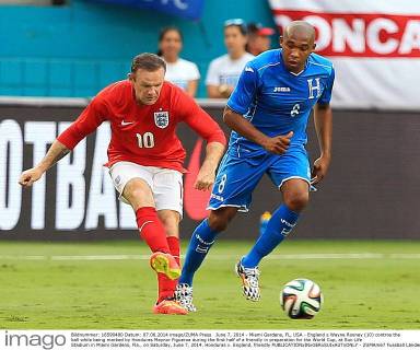 June 7, 2014 - Miami Gardens, FL, USA - England s Wayne Rooney (10) contros the ball while being marked by Honduras Maynor Figueroa during the first half of a friendly in preparation for the World Cup, at Sun Life Stadium in Miami Gardens, Fla., on Saturday, June 7, 2014. Honduras v. England, friendly - ZUMAm67