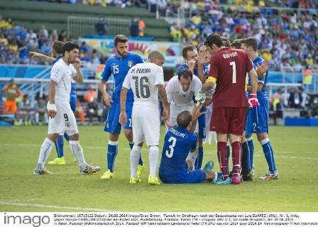Tumult im Strafraum nach der Beissattacke von Luis SUAREZ (URU), Nr. 9, links, gegen Giorgio CHIELLINI (ITA) der am Boden sitzt, Rudelbildung, Proteste, Italien ITA - Uruguay URU 0:1, Vorrunde Gruppe D, am 24.06.2014 in Natal; Fussball Weltmeisterschaft 2014.