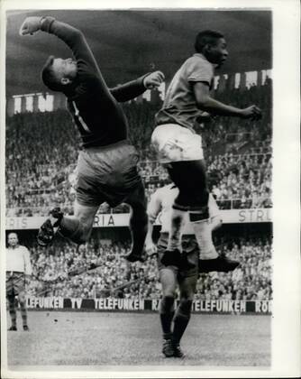 Fußball, WM 1958 in Stockholm, Finale Brasilien – Schweden 5 - 2 Jun. 29, 1958 - Brazil Beats Sweden 5 - 2 To Win World Cup. Photo shows Kalie Svensson the Swedish goalkeeper and Pele the Brazilian inside left in a tussle for the ball in Stockholm. - ZUMAk09