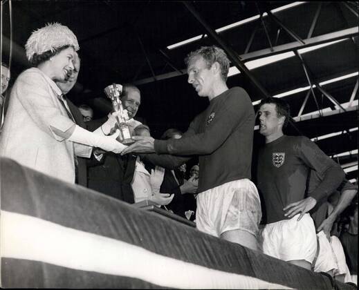 Fußball, WM 1966, Finale in Wembley, England - Deutschland 4-2 n.V. Jul. 30, 1966 - World Cup Football: England win the world cup after defeating West Germany at Wembley, London. Photo Shows Bobby Moore, the England captain is all smiles after receiving the Jules-Rimet Trophy from H.M. the Queen Elizabeth II. after England s victory in the World Cup final at Wembley, London today.  - ZUMAk09