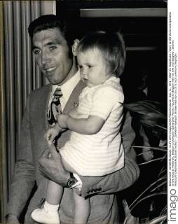 Sep. 11, 1971 - After his magnificent victory at the World Championship on the route to Mendrisio, Belgium s champion cyclist Eddy Merckx returned to Belgium with his wife and daughter, Sabrina.  - ZUMAk09