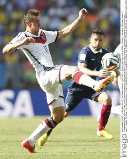 (140704) -- RIO DE JANEIRO, July 4, 2014 (Xinhua) -- Germany s Miroslav Klose (L) competes during a quarter-finals match between France and Germany of 2014 FIFA World Cup at the Estadio do Maracana Stadium in Rio de Janeiro, Brazil, on July 4, 2014.(Xinhua Wang Lili)(pcy) (SP)BRAZIL-RIO DE JANEIRO-WORLD CUP 2014-QUARTERFINALS-FRANCE VS GERMANY