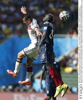 (140704) -- RIO DE JANEIRO, July 4, 2014 (Xinhua) -- Germany s Miroslav Klose (L) vies with France s Mamadou Sakho during a quarter-finals match between France and Germany of 2014 FIFA World Cup at the Estadio do Maracana Stadium in Rio de Janeiro, Brazil, on July 4, 2014.(Xinhua Wang Lili)(pcy) (SP)BRAZIL-RIO DE JANEIRO-WORLD CUP 2014-QUARTERFINALS-FRANCE VS GERMANY