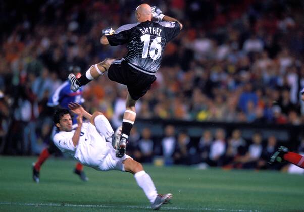 Fußball, EM Finale 2000 in Rotterdam, Frankreich - Italien 2-1 n.V. BARTHEZ Fabien Torwart Team Frankreich mit DEL PIERO Alessandro UEFA Fussball Europameisterschaften in Holland und Belgien FINALE Frankreich - Italien in Rotterdam 2 : 1 nach Verlaengerung am 02. Juli 2000 in Rotterdam