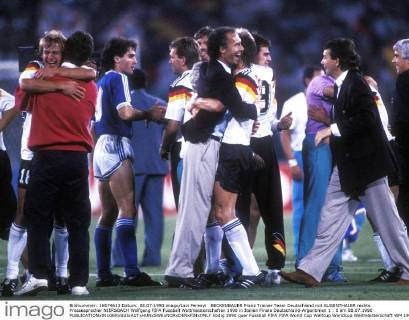 BECKENBAUER Franz Trainer Team Deutschland mit AUGENTHALER rechts Pressesprecher NIERSBACH Wolfgang FIFA Fussball Weltmeisterschaften 1990 in Italien Finale Deutschland-Argentinien 1 : 0 am 08.07.1990